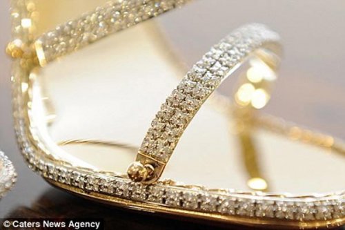 Đôi sandal Borgezie được làm bằng vàng đặc và hơn 2.000 viên kim cương, giá của đôi sandal này đã lên tới 216.000 USD.