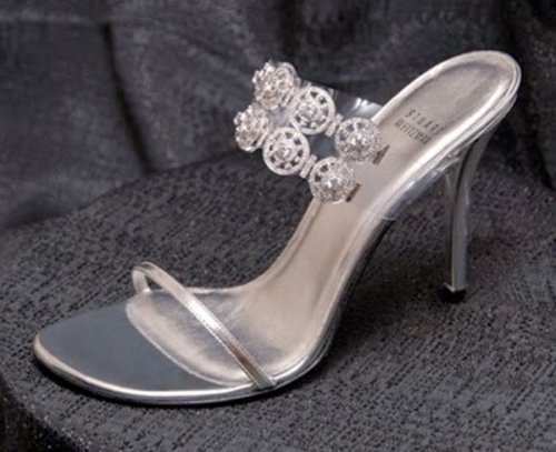Stuart Weitzman cùng với nhà thiết kế trang sức Kwiat tạo ra đôi sandal gắn 1.420 viên kim cương có tổng trọng lượng 30 carat. Stuart gọi mẫu thiết kế trị giá 500.000 USD này là Giấc mơ kim cương.
