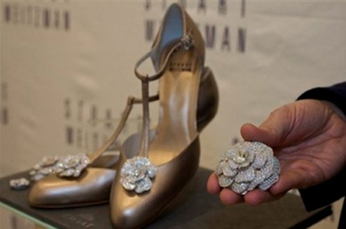 Đôi giày cao gót Retro Rose của nhà thiết giày danh tiếng Stuart Weitzman được lấy cảm hứng phong cách thời trang những năm 40. Đôi giày theo phong cách cổ điển, được kết 1.800 viên kim cương nặng 100 carat thành bông hồng đính trên giày. Nó phù hợp với mọi trang phục của phụ nữ, giá 1.000.000 USD.