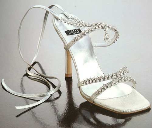 Đôi sandal Platinum Guild của Stuart Weitzman đính 464 viên ngọc trai và kim cương hình tròn giá 1.090.000 USD.