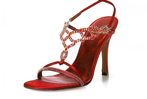 Đôi sandal đỏ do Stuart Weitzman thiết kế được gắn 642 viên hồng ngọc Burma nặng 123,33 carat có giá 1.600.000 USD.