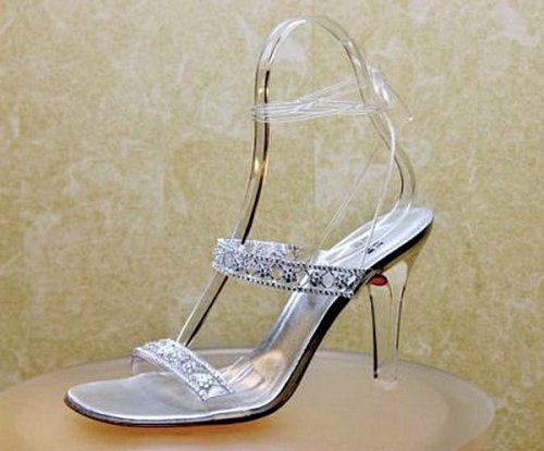 Đôi sandal kiểu nàng lọ lem của Stuart gắn 565 viên kim cương nặng 55 carat có giá 2.000.000 USD.