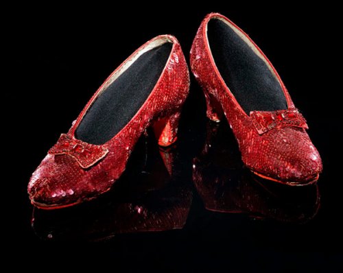 Đôi giày này lần đầu tiên xuất hiện trong bộ phim The Wizard of Oz năm 1939 đã được tìm lại trong buổi bán đấu giá Icons of Hollywood năm 2011 có giá 3.000.000 USD.