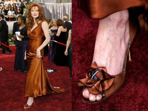 Đôi giày màu nâu của Stuart Weitzman gắn toàn kim cương, sapphire và hồng ngọc được nữ diễn viên Kathleen York đi lần đầu tại Oscar 2006. Hiện đôi giày trị giá 3.000.000 thuộc về công chúa Yasim Aga Khan, con gái của cố siêu sao điện ảnh Rita Hayworth.