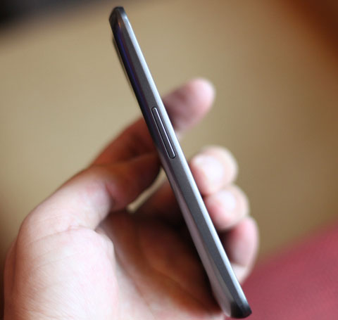 Galaxy Nexus trông cong ở mặt bên, phím tăng giảm âm lượng bên trái.