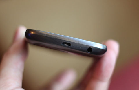 Galaxy Nexus có giắc cắm tai nghe phía dưới, khác với nhiều bản Galaxy đặt trên đỉnh. Bên cạnh đó, còn có cổng microUSB và mic.