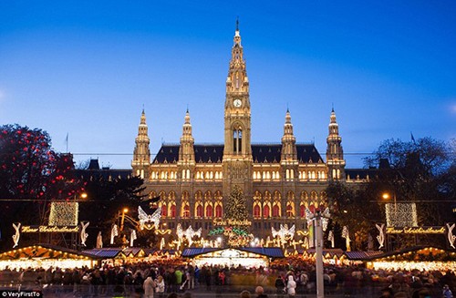 òa thị chính ở quảng trường Rathausplatz, Vienna, Áo rực rỡ ánh đèn trong dịp lễ Giáng sinh năm nay.