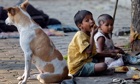 Những em bé Ấn Độ sống lang thang, vất vưởng trên hè phố cùng với cha mẹ ở thành phố Mumbai.