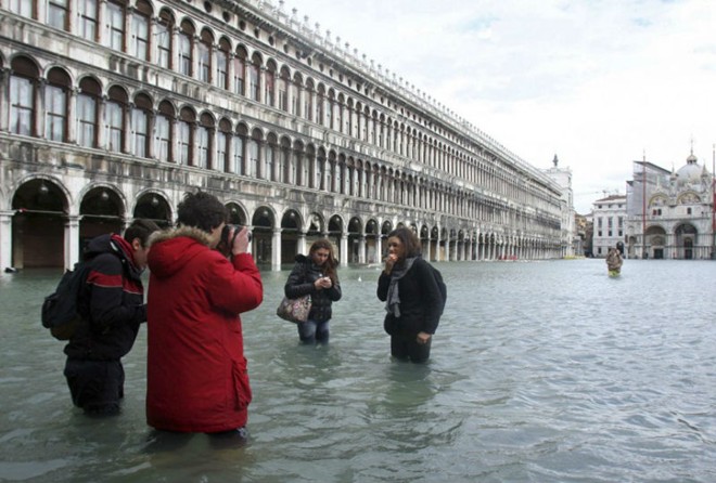 1. Venice, Ý: Venice là điểm đến hấp dẫn nhiều du khách trên thế giới với vẻ đẹp ấn tượng của tôn giáo, nghệ thuật, kiến trúc hay đơn giản là sự giản dị, nhẹ nhàng của con người và cuộc sống nơi đây. Tuy nhiên, với một mạng lưới kênh rạch và giao thông đường thủy phức tạp, đồng thời Venice là một vùng đất thấp, một số tòa nhà và công trình kiến trúc của thành phố đã bị lún và hư hại nghiêm trọng do mực nước biển dâng cao. Năm 2008, một trận lũ lớn đã tấn công khiến thành phố bị hư hại rất nhiều, chính quyền thành phố đã phải chi hàng chục triệu USD để tu sửa. Các nhà khoa học dự đoán mực nước biển chỉ cần dâng cao thêm 1m nữa, cả thành phố Venice sẽ bị nhấn chìm. 