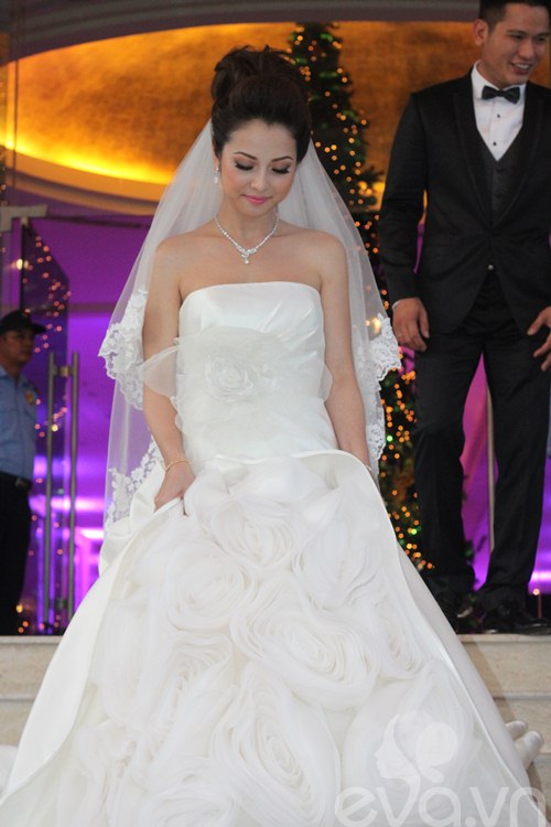 'Bóc mác' váy cưới của Jennifer Phạm - 1