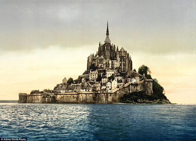 Lâu đài Mont Saint Michel nằm trên hòn đảo nhỏ ở phía Tây Bắc nước Pháp, thuộc vịnh Saint-Malo. Đây là địa danh thu hút du khách đứng thứ ba của nước Pháp, chỉ sau tháp Eiffel và cung điện Versailles. Ảnh chụp năm 1895.