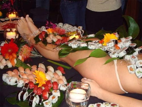 Hồ Quang Hiếu chất chơi ăn sushi trên cơ thể mẫu nude
