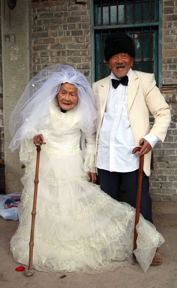 Bức ảnh cưới đầu tiên của cụ ông Wu và vợ sau 88 năm kết hôn