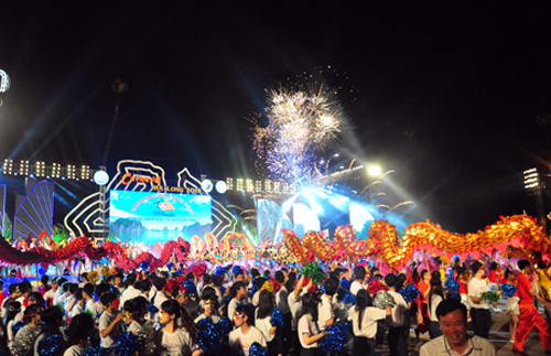 20h ngày 30/4,  khu vực Bãi Cháy, TP Hạ Long đã diễn ra lễ khai mạc Carnaval Hạ Long 2014 với chủ đề &quot;Quảng Ninh- Hội tụ và lan tỏa&quot;. Đây là một trong những hoạt động lớn nhất của Tuần Du lịch Hạ Long-Quảng Ninh năm nay.