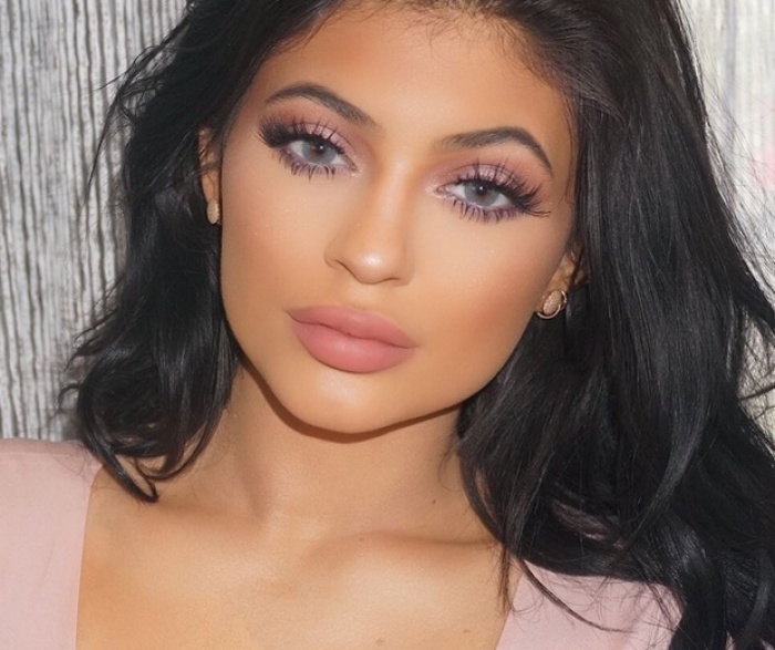 5 mẹo trang điểm mang đến vẻ đẹp “hàng chục triệu” người mê của Kylie Jenner