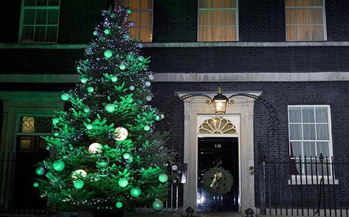 Cây thông Noel được trang trí lộng lẫy bên ngoài dinh thự của Thủ tướng Anh ở số 10 đường Downing, thủ đô London của Anh.