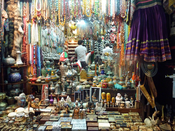 Nếu bạn là người thích mua sắm thì ở Oman có rất nhiều cửa hàng bán đồ truyền thống của người địa phương. Bạn sẽ tha hồ mua được những món quà độc đáo, không đụng hàng về làm kỷ niệm và tặng người thân.