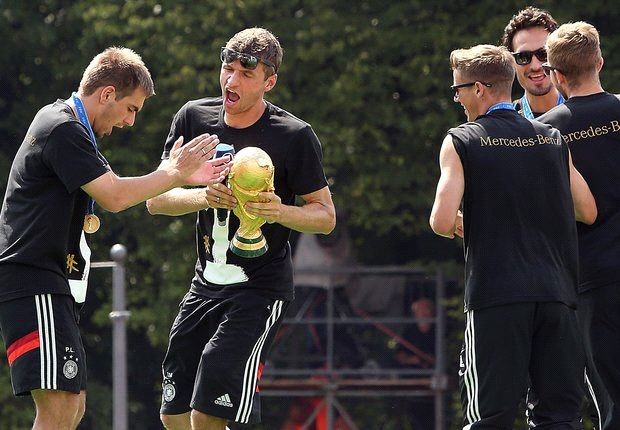 Việc ăn mừng quá trớn của các cầu thủ Đức là nguyên nhân khiến Cup vàng thế giới bị hư. Ảnh: Getty Images.