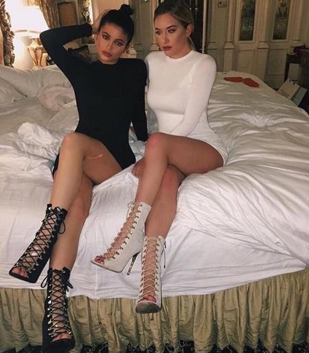 Trong khi đó, cô em gái Kylie của Kendall cũng khoe ra một bức hình vô cùng sexy được chụp ở trên giường