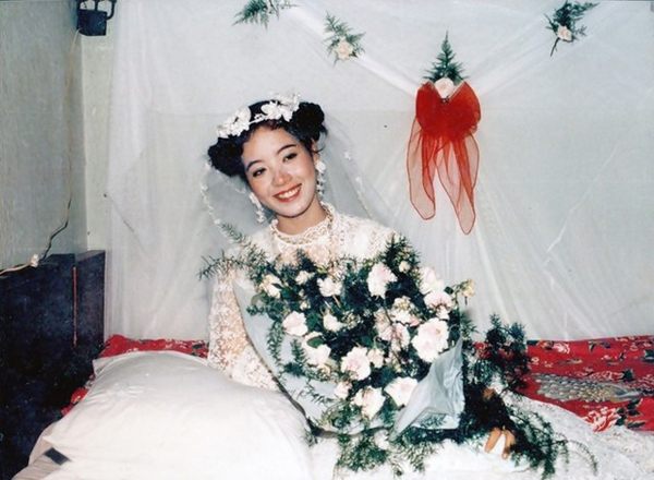 [Caption]Kiểu tóc và phụ kiện cầu kỳ của cô dâu Chiều Xuân khi tròn 20 tuổi.