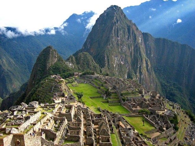 Machu Picchu và Huayna Picchu, Peru: Được UNESCO công nhận là di sản thế giới năm 1983, Machu Picchu tiếp tục trở thành điểm hấp dẫn du khách trên toàn thế giới. Tuy nhiên, chỉ 400 du khách được phép leo Huayna Picchu trong một ngày. Nơi đây có độ cao 304 m và có thể nhìn toàn cảnh thành phố. Đường lên Huayna Picchu dốc đứng và trơn trượt, đôi khi tầm nhìn bị cản trở vì sương mù. Mỗi năm có vài du khách bỏ mạng tại đây 