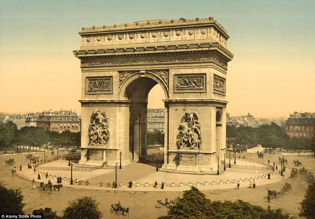 Khải Hoàn Môn, công trình là biểu tượng lịch sử nổi tiếng của Pháp, nơi tập trung đông khách du lịch trong thành phố. Ảnh chụp trong khoảng thời gian từ 1890 đến 1900.