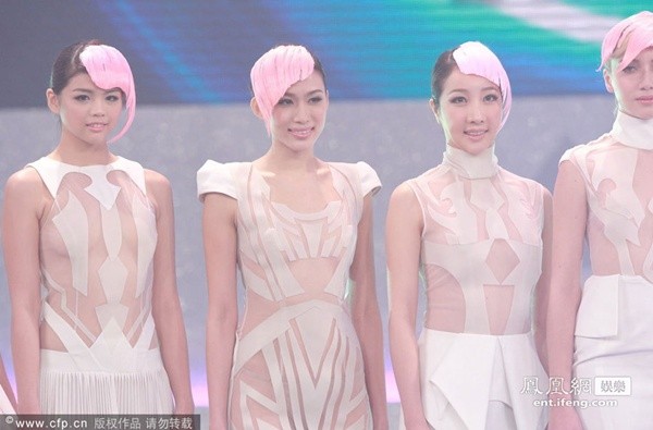 Hoa hậu châu Á gần như khỏa thân trên sân khấu 2