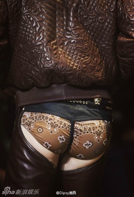 Giật mình với BST để lộ nguyên quần chíp của Versace 7