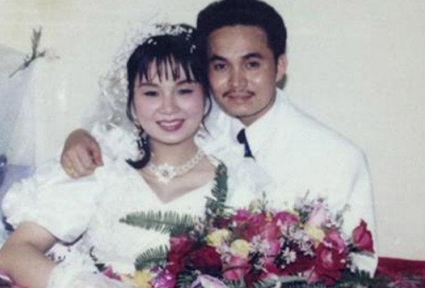 [Caption]Bức ảnh cưới hiếm hoi của vợ chồng nghệ sĩ Xuân Hinh được chụp vào năm 1993. Trong đám cưới, Xuân Hinh đi đón dâu bằng xe Dream. Vợ nghệ sĩ diện bộ váy cưới tay bồng cổ điển cùng chiếc vòng cổ bằng nhựa được đính kết hạt thủ công.