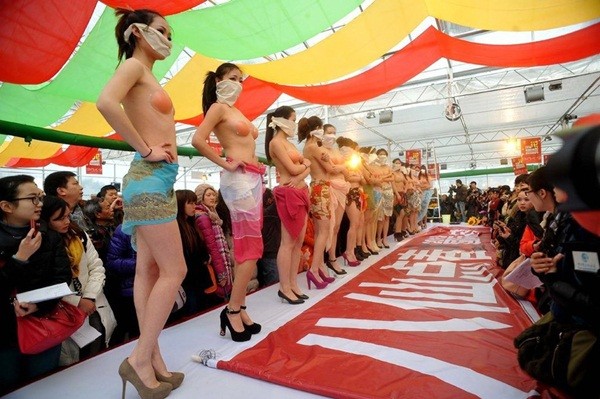 Trung Quốc: Các cụ thi vẽ lên... người đẹp bán khỏa thân 2