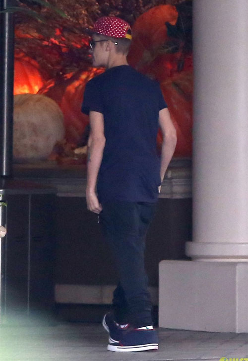 Cánh săn ảnh đã chộp được cảnh Justin Bieber bước vào khách sạn Four Seasons hôm 15/11.