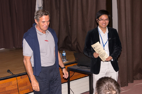 Tiến sĩ Vũ Minh Ngọc (bên phải) nhận giải ALERT PhD Prize trao bởi Giáo sư Manuel PASTOR (