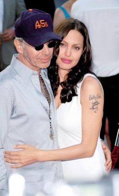 Trên cánh tay phải của Angelina Jolie, chúng ta dễ dàng nhìn thấy hình xăm với những số và chữ kỳ lạ. Nhiều người cũng biết rằng trước đây, Angelina Jolie đã xăm tên chồng cũ Billy Bob Thornton tại vị trí này. Cô đã xóa nó đi và thay vào đó là các tọa độ địa lý nơi sinh của Brad Pitt cùng sáu đứa con.