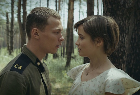 “Moths” là câu chuyện tình yêu đầy lãng mạn giữa cô nữ sinh Alya và người lính trẻ Pavel, đặt trong bối cảnh năm 1986 với thảm hoạ lịch sử Chernobyl.
