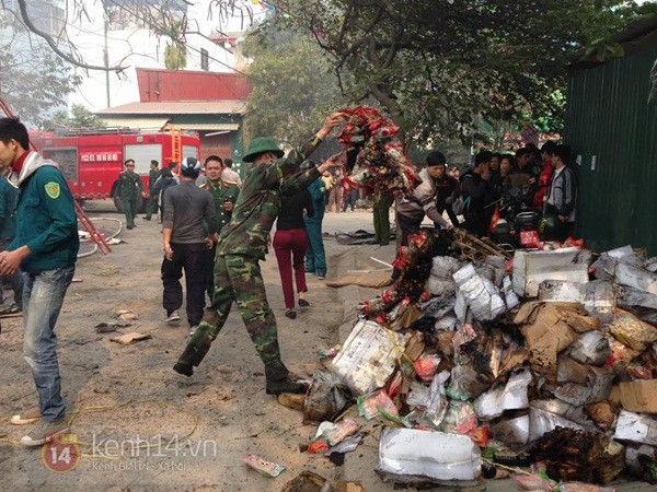 Hà Nội: Cháy lớn tại kho hàng Tết gần cầu Long Biên - phát hiện nhiều pháo hoa lậu 11