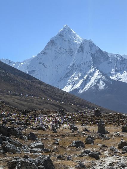 Đỉnh Everest, Nepal: Năm ngoái, thời tiết khắc nghiệt đến nỗi đã cướp đi sinh mạng của 19 người gồm cả người leo núi và công nhân làm việc trên núi. Thời tiết bất thường cùng băng tan là những hiểm họa gây chết người nhiều nhất. Thêm vào đó, hồ Imja được tạo thành do sông băng tan cũng là nguyên nhân của lũ lụt. Những cột băng tuyết treo lơ lửng ở West Shoulder làm cho đoạn đường này trở nên khó khăn hơn những năm trước. Các công ty lữ hành phát giá trong năm 2015 cũng cao hơn nhiều do chi phí xin giấy phép tăng cùng với tỷ lệ bảo hiểm tính mạng tăng theo. Các công ty của Nepal như Asian Trekking và High Altitude Dreams hiện chào giá leo núi trong mùa xuân lên tới 25.000 – 35.000 USD, trong khi một công ty khác là International Mountain Guides báo giá từ 45.000 – 65.000 USD.