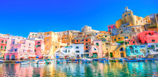 Hòn đảo nhỏ bé này nhìn từ xa như được xếp chồng lên nhau với những ngôi nhà màu như những viên kẹo ngọt ngào tỏa sắc trên nền xanh rực rỡ của vùng Địa Trung Hải.