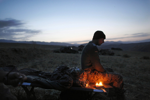     Một người lính Đức kỉ niệm sinh nhật 34 tuổi trên vùng đồng bằng của Afghanistan.