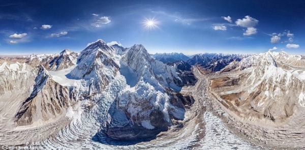 Ngọn núi Everest, ngọn núi cao nhất thế giới. 
