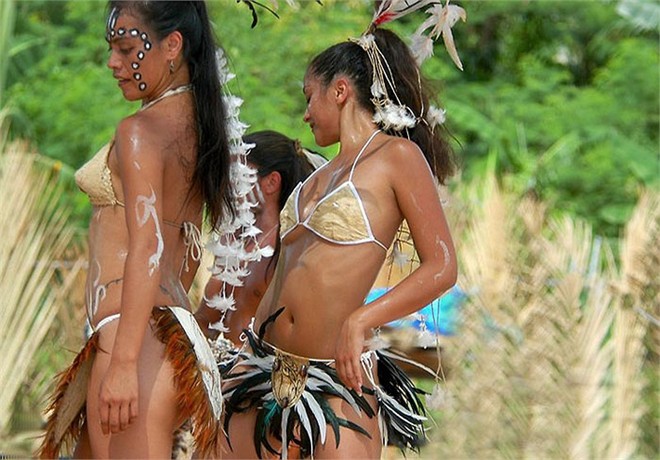 Bộ lạc của những 'tiên nữ' quanh năm mặc thiếu vải