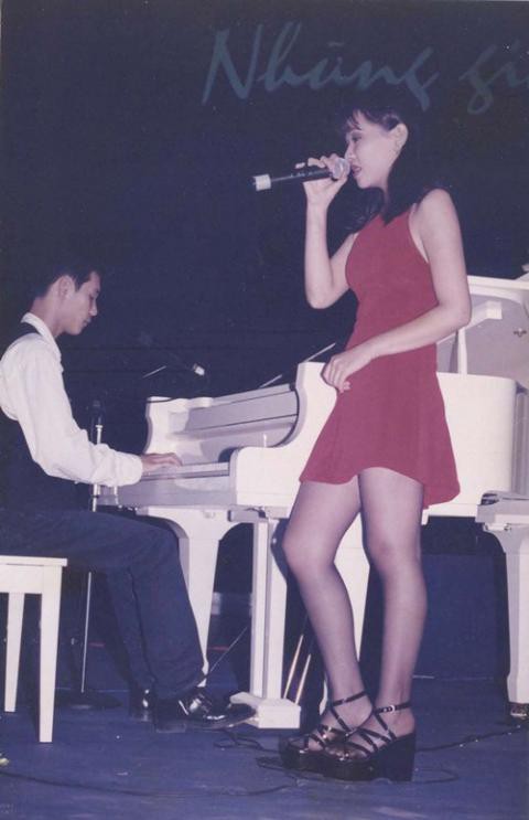 Thu Minh tự tin mặc váy ngắn biểu diễn trên sân khấu.