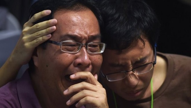 Thân nhân hành khách khóc ngất khi liên tục nghe thông tin về việc tìm thấy thi thể ở khu vực tìm kiếm QZ8501.