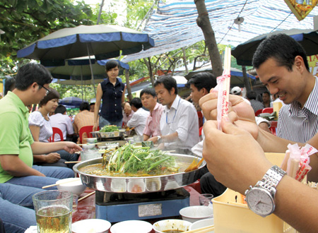 Do tiện lợi, nhiều quán ăn cho khách sử dụng đũa ăn một lần.