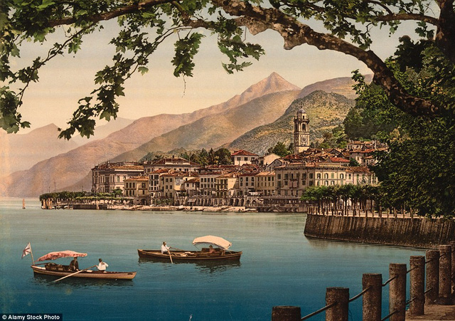 Hồ Como là một hồ nằm ở vùng Lombardia, Italia và Thụy Sĩ. Đây là hồ nước có nguồn gốc băng, lớn tứ ba ở Italia và là một trong những hồ nước sâu nhất châu Âu. Địa danh này sớm là nơi nghỉ dưỡng phổ biến của giới quý tộc và những người giàu có kể từ thời La Mã. Ảnh chụp những năm từ 1890 đến 1900.