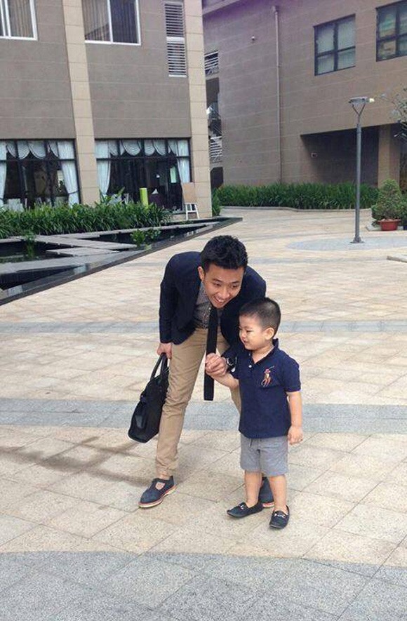 Trấn Thành khá thân thiết với cậu bé.