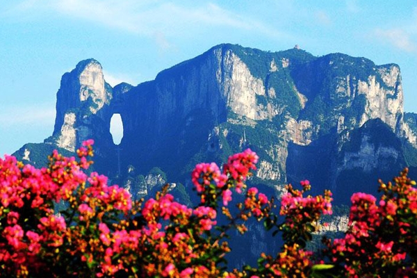 Cổng trời nằm ở núi Thiên Môn, tỉnh Hồ Nam, Trung Quốc, chỉ cách Trương Gia Giới hùng vĩ khoảng 8 km về phía Bắc. Thiên Môn Sơn hay còn gọi là núi Cổng Trời, nằm trong khu thắng cảnh Vũ Lăng Nguyên, nơi đã được UNESCO công nhận là di sản thế giới.