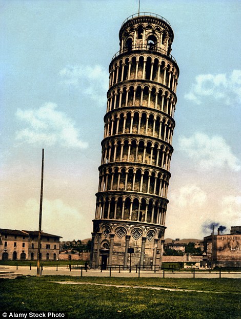 Tháp nghiêng Pisa là công trình nghệ thuật chưa xác định được người thiết kế, được xây dựng trong 3 giai đoạn với tổng thời gian 174 năm. Công trình là tòa tháp chuông ở thành phố Pisa, Italia, xây năm 1173. Ảnh chụp năm 1899.