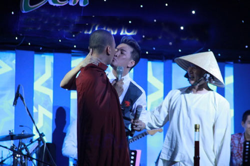 Nụ hôn gây tranh cãi của ca sĩ Đàm Vĩnh Hưng với nhà sư trong đêm nhạc từ thiện 4/11