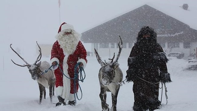 Schmutzli đi cùng ông già Noel trong dip lễ Giáng sinh ở  Thụy Sĩ. Ảnh: 
