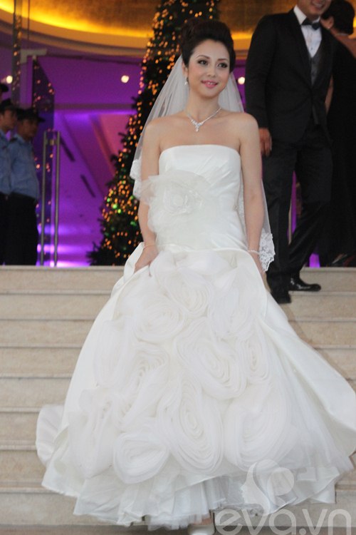 'Bóc mác' váy cưới của Jennifer Phạm - 4